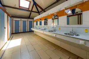Recreatieoord Kikmolen - Sanitärbereich vom mit Waschbecken, Spiegeln und Toiletten