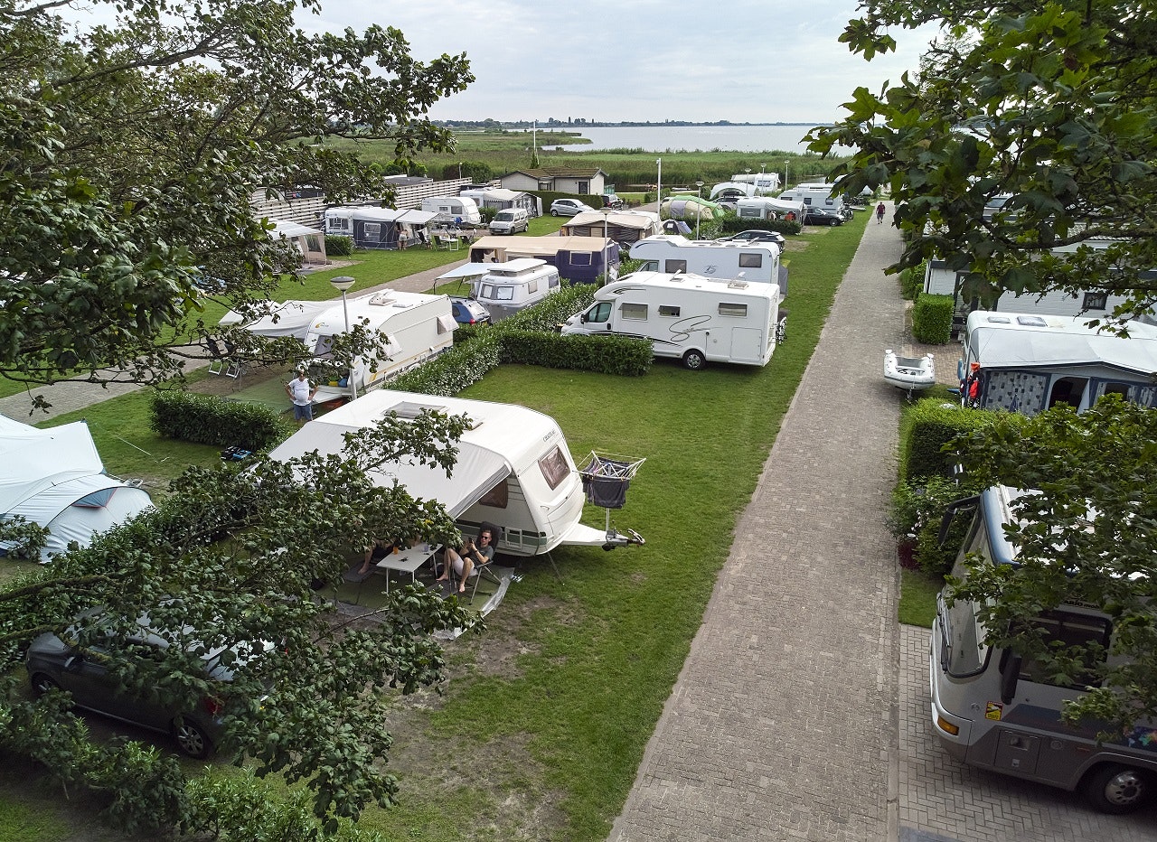 Recreatieoord Veluwe Strandbad - Blick auf die Standplätze auf der Wiese