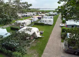 Recreatieoord Veluwe Strandbad - Blick auf die Standplätze auf der Wiese