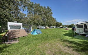 Recreatieoord Veluwe Strandbad - Standplätze auf der Wiese auf dem Campingplatz