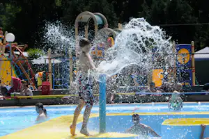 Recreatieoord Wilhelm Tell - Kinder planschen auf dem Campingplatz