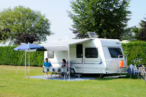Recreatieoord Wilhelm Tell - Wohnwagen mit Markise auf dem Campingplatz