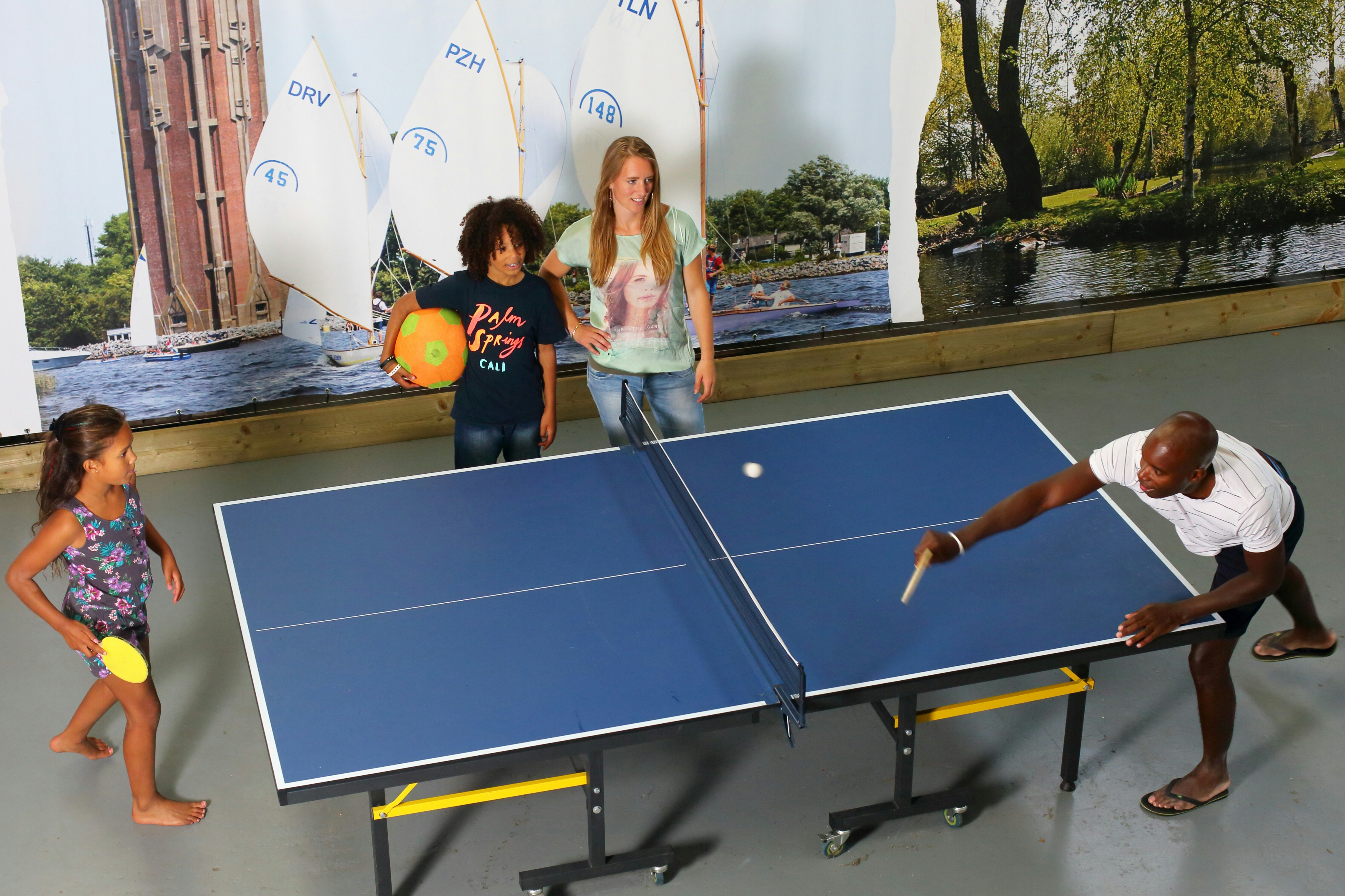 RecreatiePark Aalsmeer - Gäste beim Tischtennisspielen auf dem Campingplatz