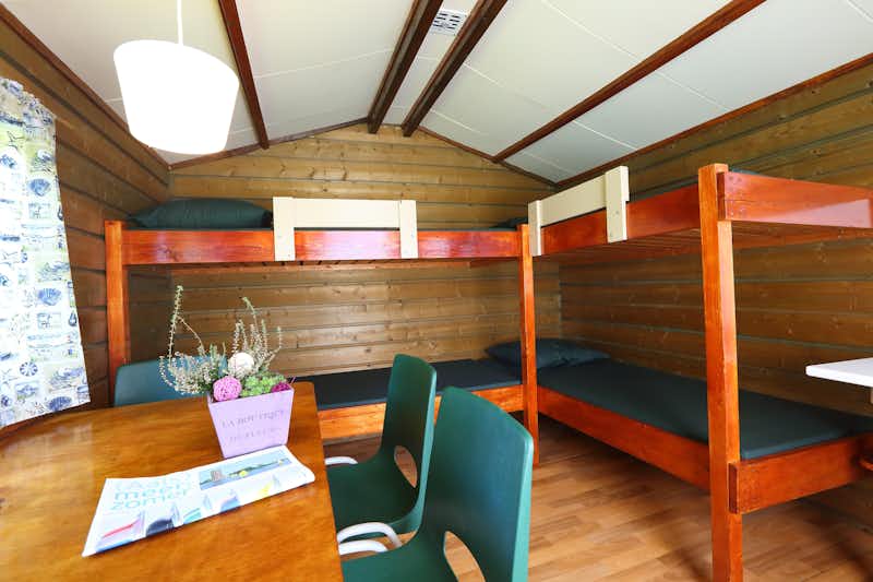 RecreatiePark Aalsmeer - Schlafbereich in einem Mobilheim auf dem Campingplatz