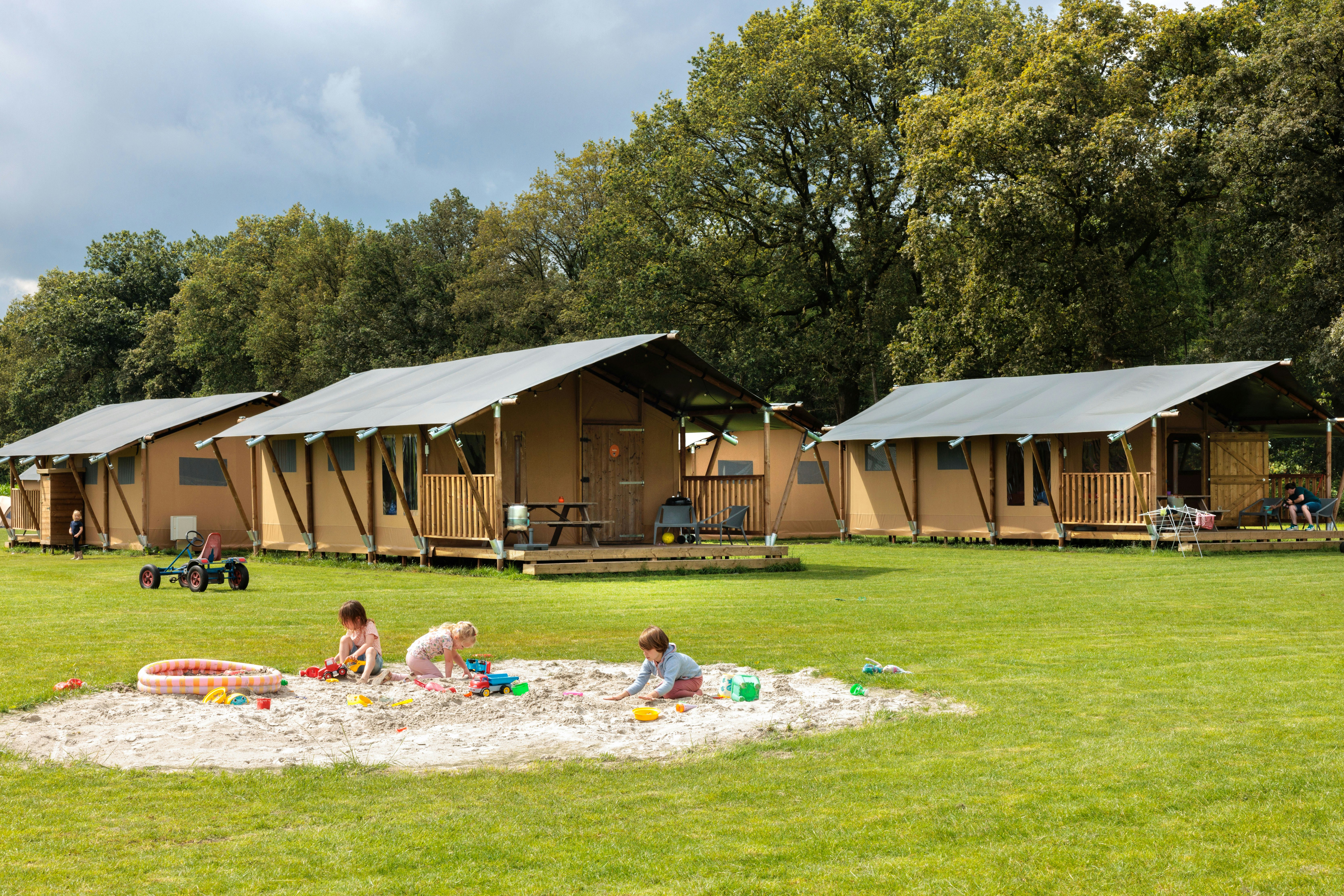 Recreatiepark de Bosrand - Glamping-Zelte und Sandgrube für Kinder