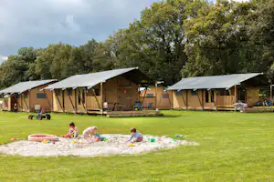 Recreatiepark de Bosrand - Glamping-Zelte und Sandgrube für Kinder