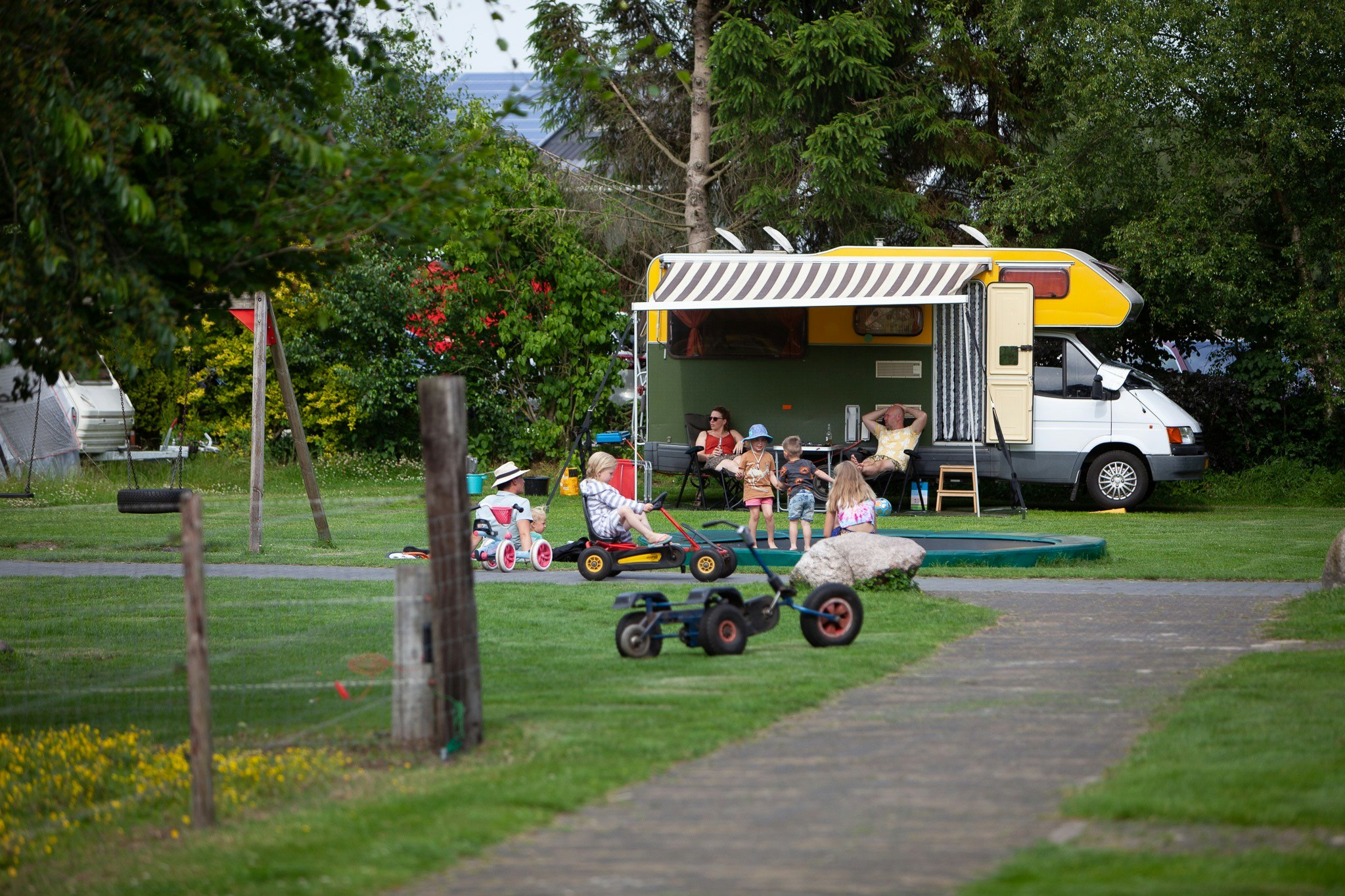 Recreatiepark de Bosrand - Kinder spielen vor einem Standplatz