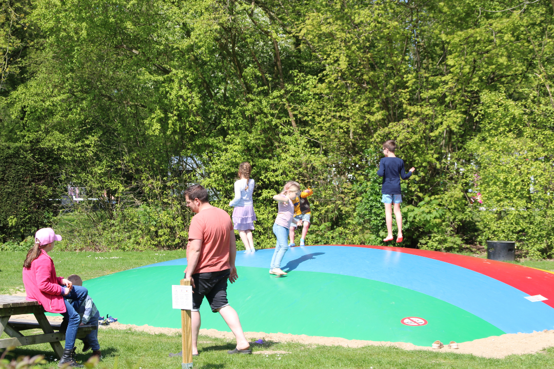 Recreatiepark de Koornmolen - Lufttrampolin auf dem Campingplatz
