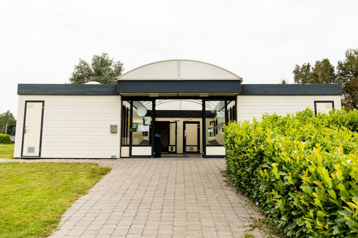 Recreatiepark De Scherpenhof - Blick auf das Sanitärgebäude auf dem Campingplatz