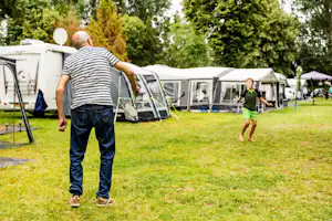 Recreatiepark De Scherpenhof - Camper spielen Badminton auf der Standplatzwiese