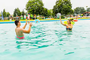 Recreatiepark De Scherpenhof - Freibad auf dem Campingplatz