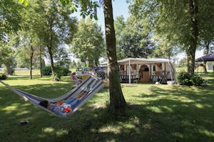 Recreatiepark De Scherpenhof - Standplätze zwischen den Bäumen auf dem Campingplatz