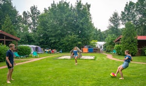 Recreatiepark De Sikkenberg - Gäste beim Fußballspielen im Grünen