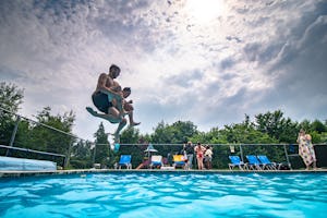 Recreatiepark De Sikkenberg - Pool mit Liegestühlen und Sonnenschirmen auf dem Campingplatz