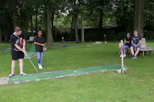 Recreatiepark De Tien Heugten - Gäste auf der Minigolf Anlage vom Campingplatz