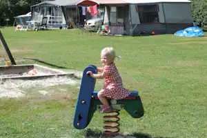 Recreatiepark De Tien Heugten - spielendes Kind auf dem Campingplatz
