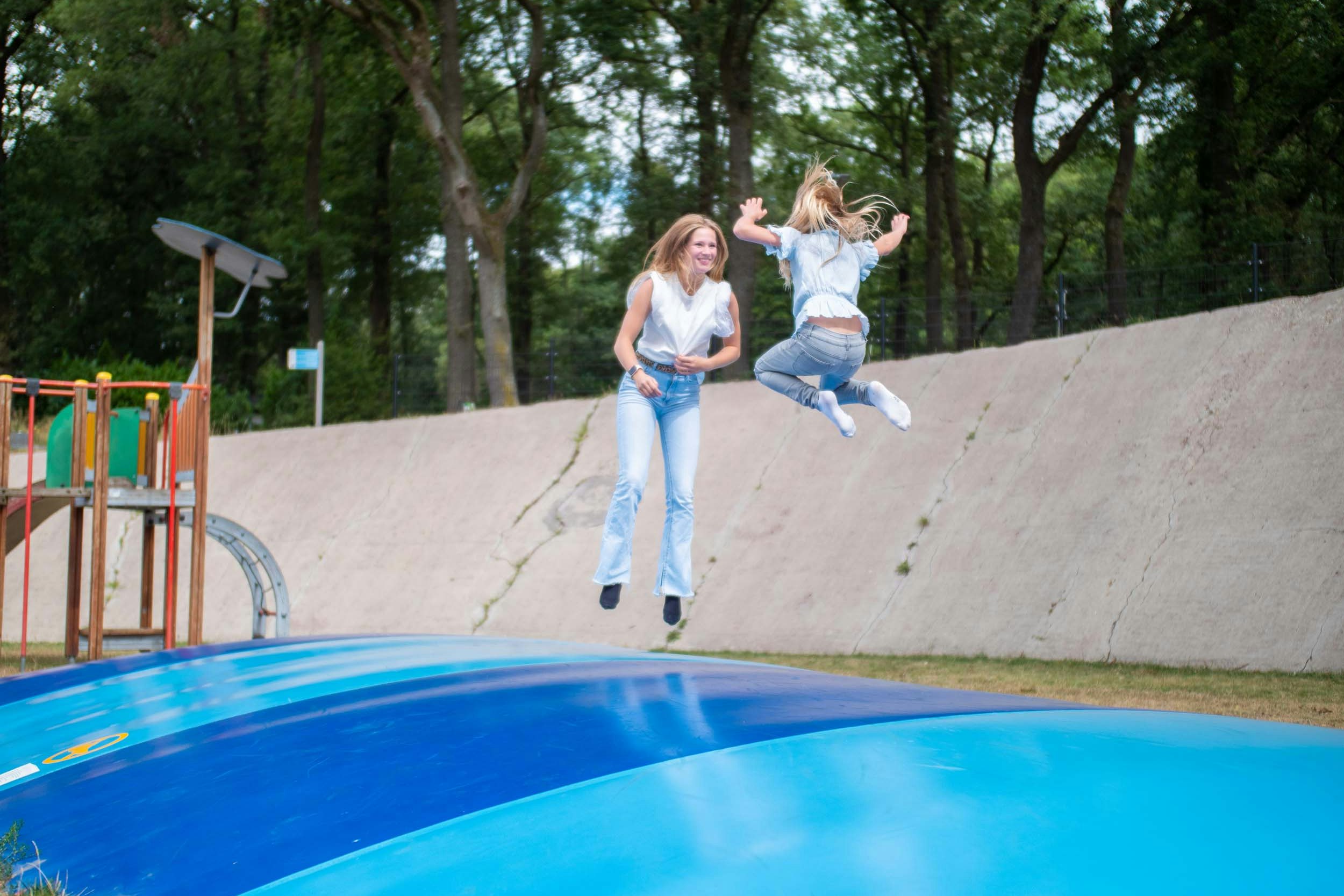 Recreatiepark de Wielerbaan  Recreatiepark de Wielerbaan in Wageningen - Lufttrampolin auf dem Campingplatz