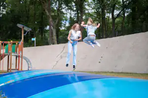 Recreatiepark de Wielerbaan Recreatiepark de Wielerbaan in Wageningen - Lufttrampolin auf dem Campingplatz