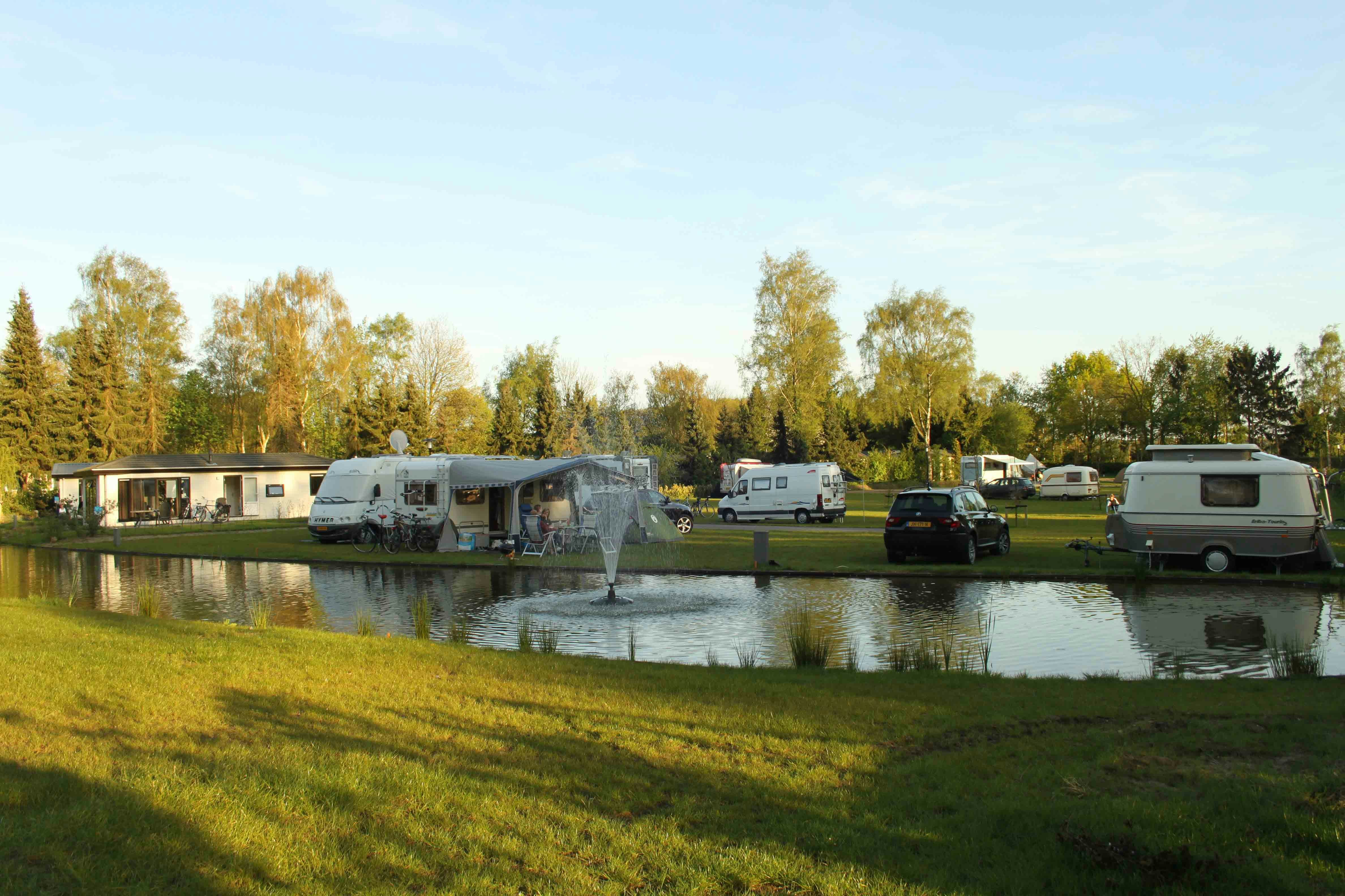 Recreatiepark de Wielerbaan  Recreatiepark de Wielerbaan in Wageningen - Standplätze am Kanal auf dem Campingplatz
