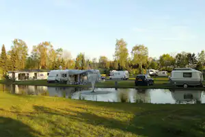 Recreatiepark de Wielerbaan Recreatiepark de Wielerbaan in Wageningen - Standplätze am Kanal auf dem Campingplatz