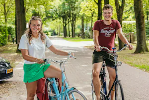 Recreatiepark Ermerstrand - Camper fahren Fahrrad auf dem Campingplatz