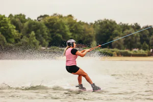 Recreatiepark Ermerstrand - Camperin beim Kitesurfen
