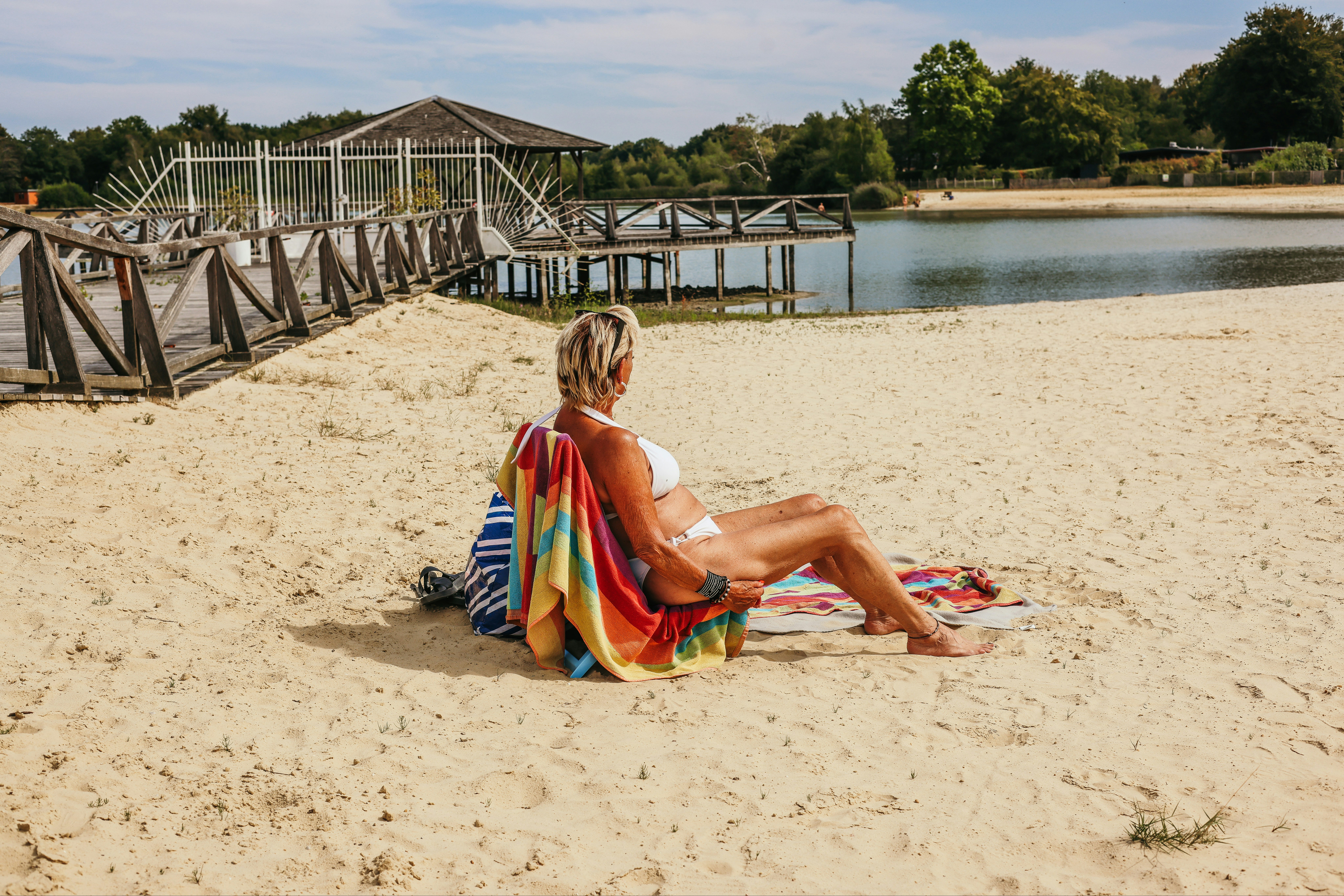 Recreatiepark Ermerstrand - Camperin sitzt am Strand