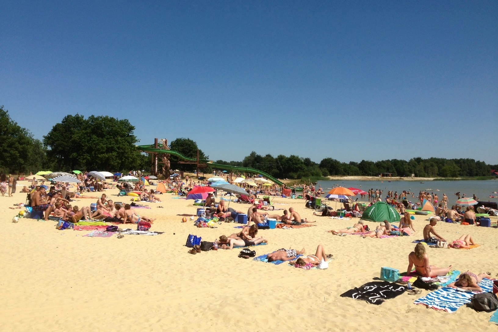 Recreatiepark Ermerstrand - Strand mit Wasserrutsche