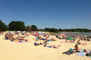 Recreatiepark Ermerstrand - Strand mit Wasserrutsche