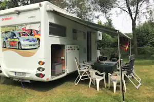 Recreatiepark Kasteel Ooijen - Camper am Wohnmobil auf dem Stellplatz vom Campingplatz im Grünen