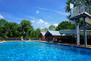 Recreatiepark Kasteel Ooijen - Pool vom Campingplatz mit Wasserrutsche