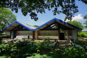Recreatiepark Kasteel Ooijen - Sanitärgebäude vom Campingplatz mit Waschbecken außen