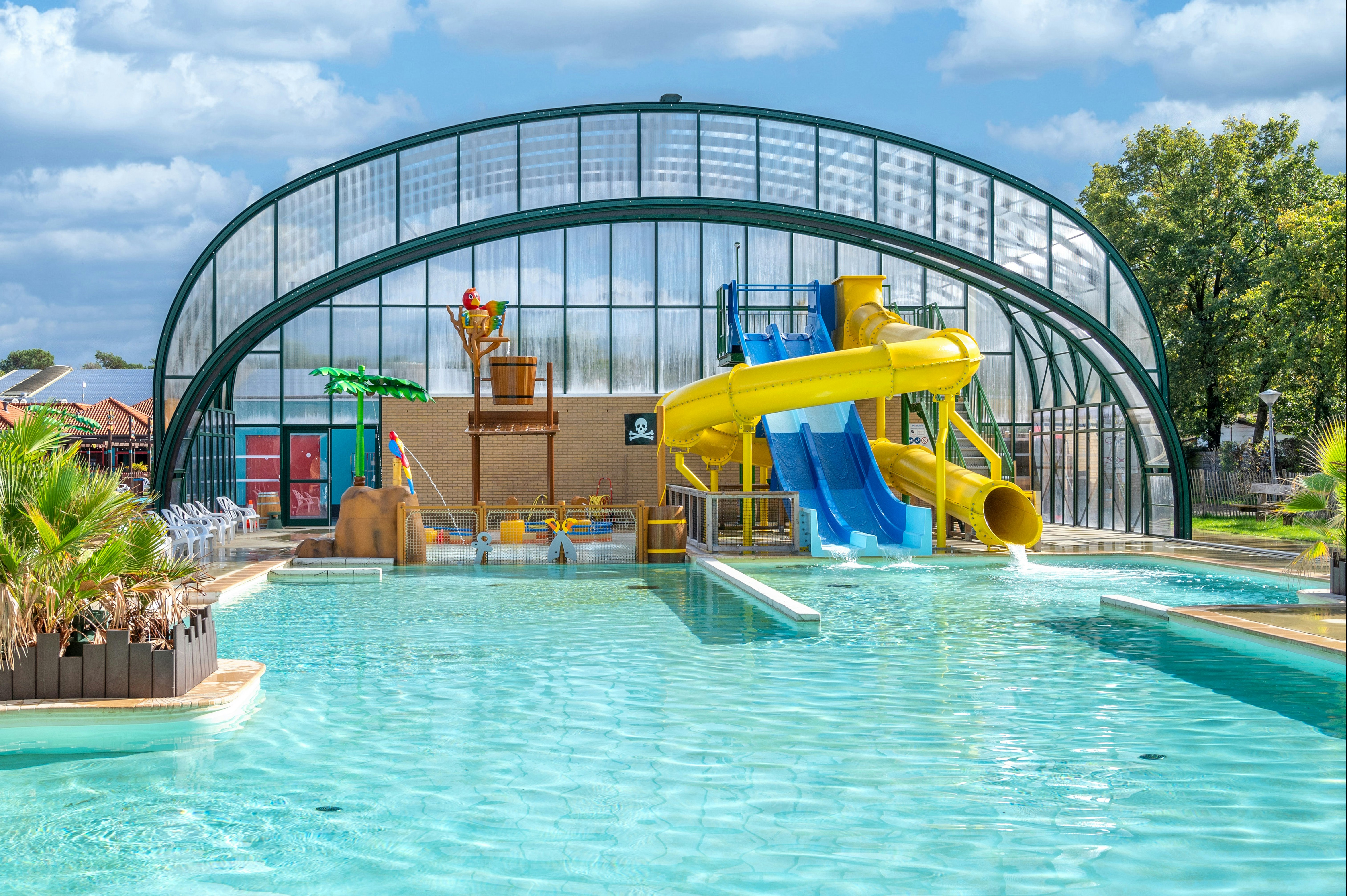 Capfun Camping Wondermolen  Recreatiepark Linberg Park - Pool mit Rutschen und Teilüberdachung