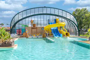 Capfun Camping Wondermolen Recreatiepark Linberg Park - Pool mit Rutschen und Teilüberdachung