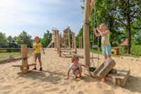 Ardoer Recreatiepark Kaps  Recreatiepark 'n Kaps - Kinder auf dem Spielplatz des Campingplatzes