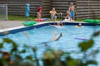 Recreatiepark 'n Kaps - Gäste liegen am Pool in der Sonne