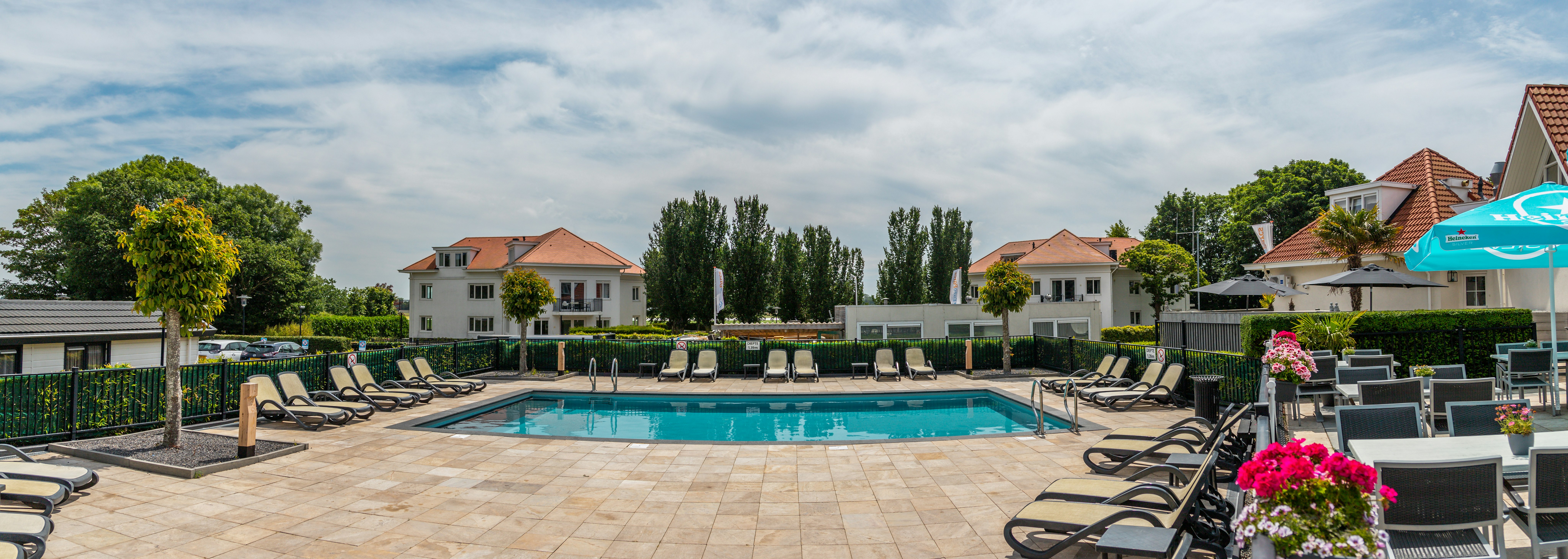 EuroParcs Noordwijkse Duinen  Recreatiepark Noordwijkse Duinen in Noordwijk - Freibad mit Liegestühlen