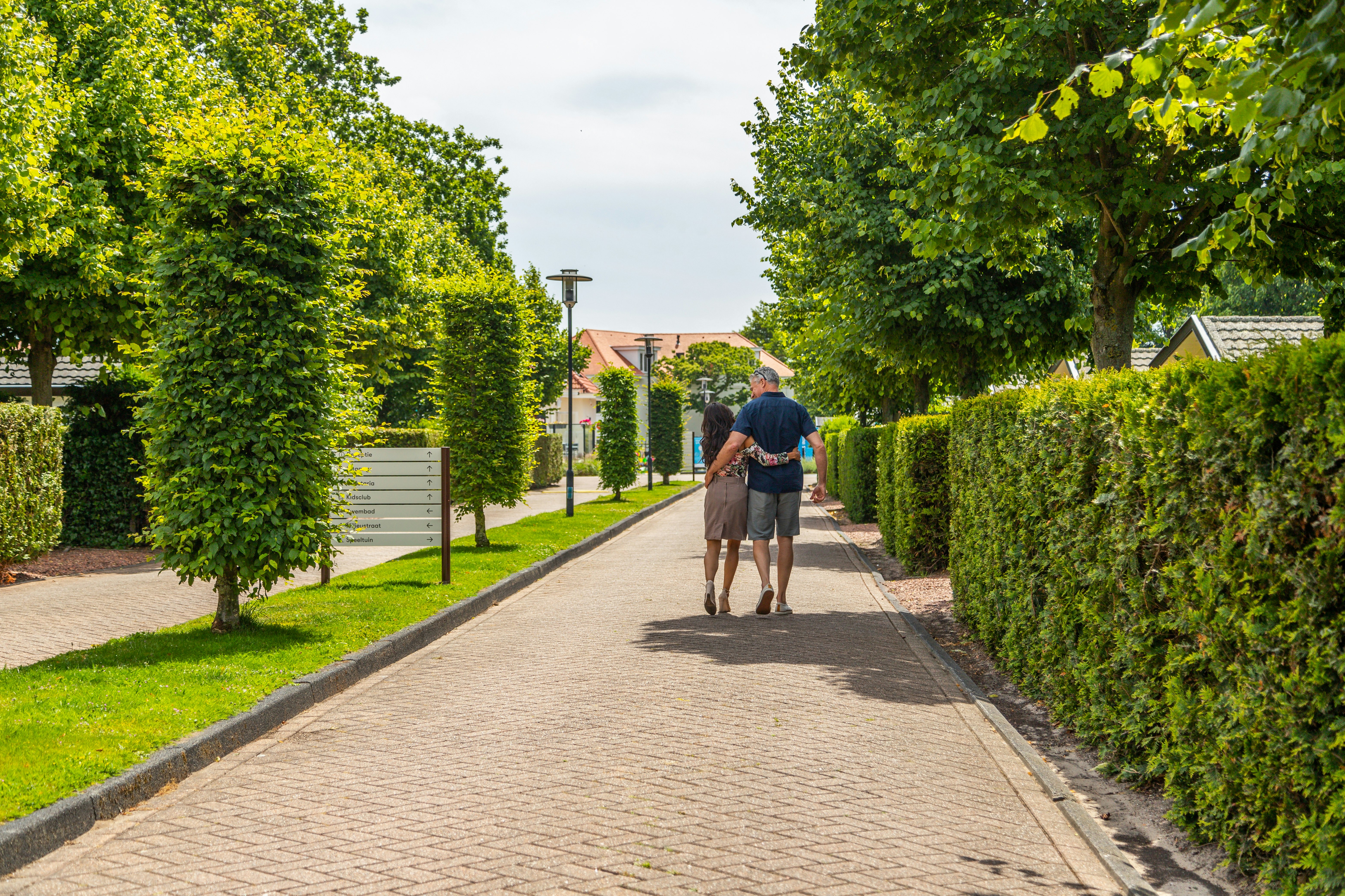 EuroParcs Noordwijkse Duinen  Recreatiepark Noordwijkse Duinen in Noordwijk - Gäste beim Spazieren auf dem Campingplatz