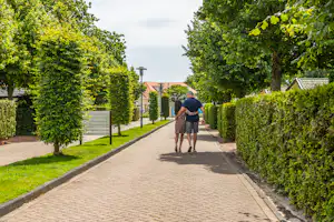 EuroParcs Noordwijkse Duinen Recreatiepark Noordwijkse Duinen in Noordwijk - Gäste beim Spazieren auf dem Campingplatz