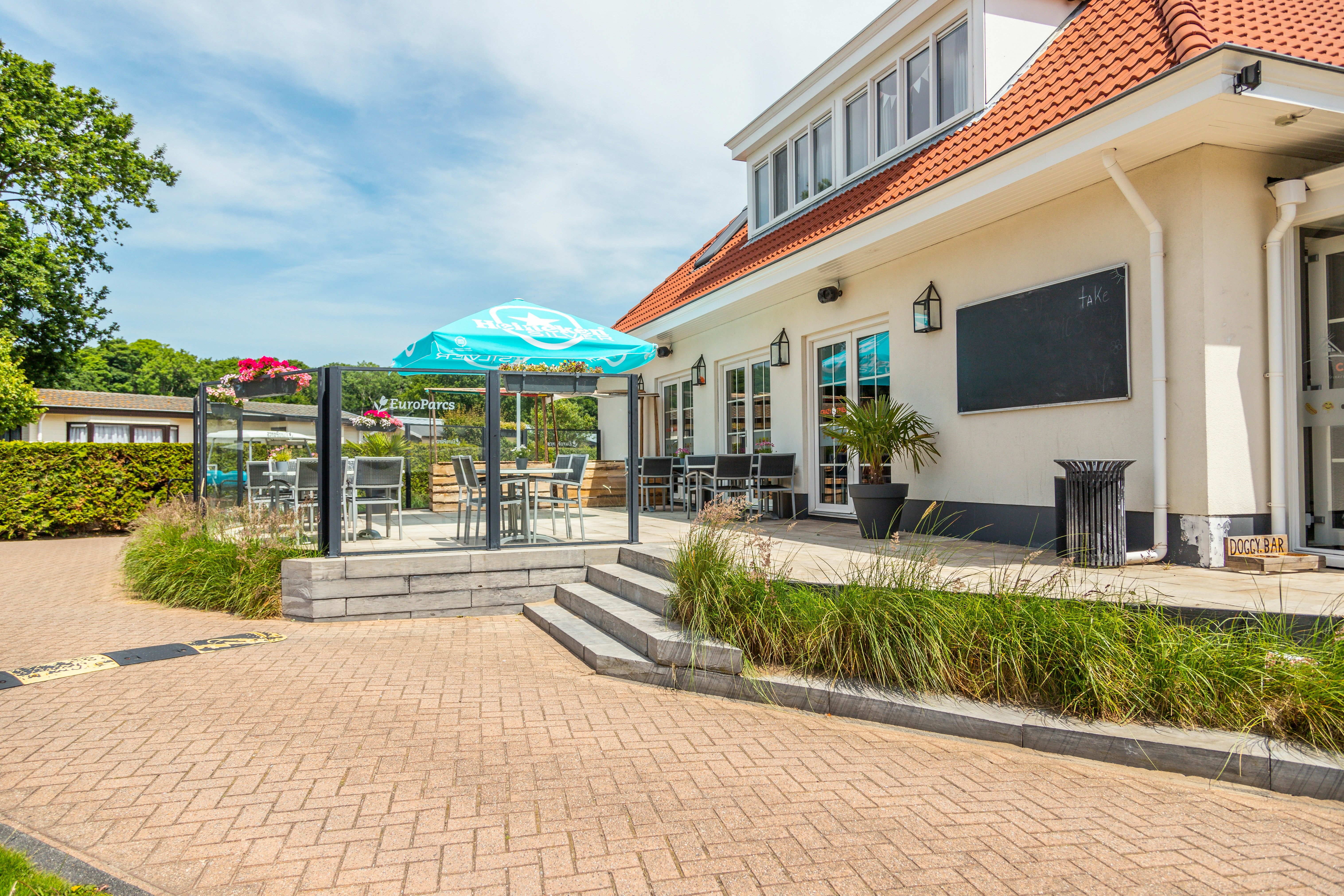 EuroParcs Noordwijkse Duinen  Recreatiepark Noordwijkse Duinen in Noordwijk - Restaurant mit Außenterrasse auf dem Campingplatz