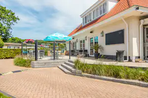 EuroParcs Noordwijkse Duinen Recreatiepark Noordwijkse Duinen in Noordwijk - Restaurant mit Außenterrasse auf dem Campingplatz
