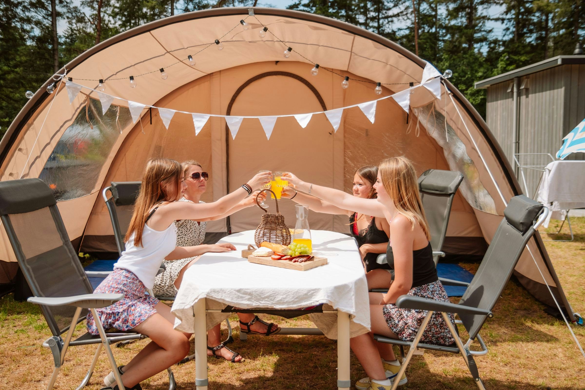 Camping Samoza - Camperinnen genießen Getränke auf ihrem Standplatz