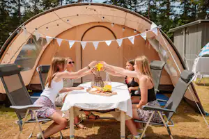 Camping Samoza - Camperinnen genießen Getränke auf ihrem Standplatz