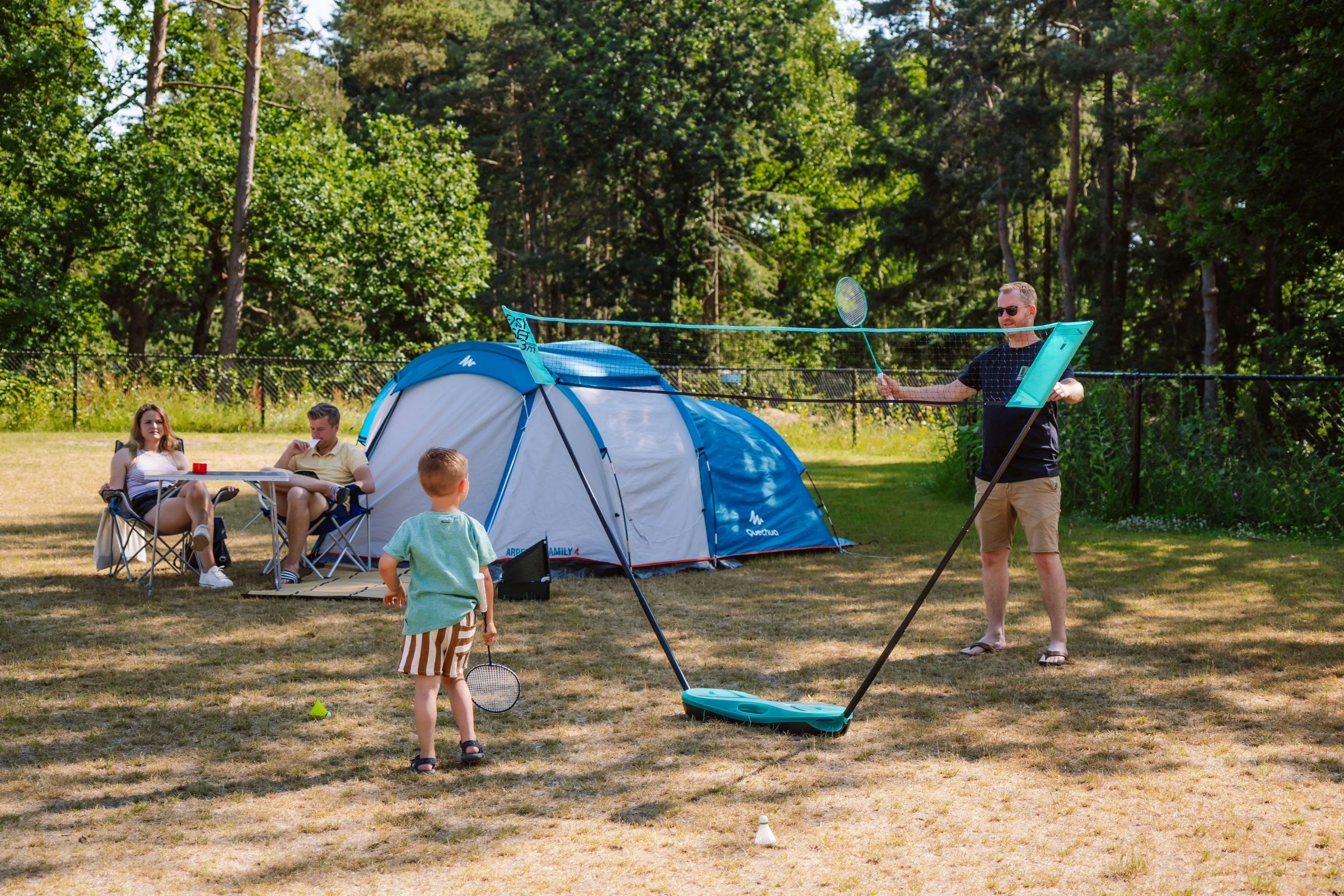 Camping Samoza - Familie auf ihrem Standplatz auf dem Campingplatz