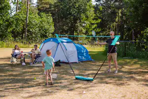 Camping Samoza - Familie auf ihrem Standplatz auf dem Campingplatz