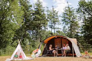 Camping Samoza - Familie auf ihrem Standplatz im Grünen