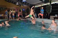 Recreatiepark Samoza - Indoor Poolbereich mit planschenden Kindern, Sitzgelegenheiten, DJ im Hintergrund