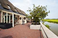 Park Westerkogge in Berkhout - Restaurant Terrasse mit Blick aufs Wasser