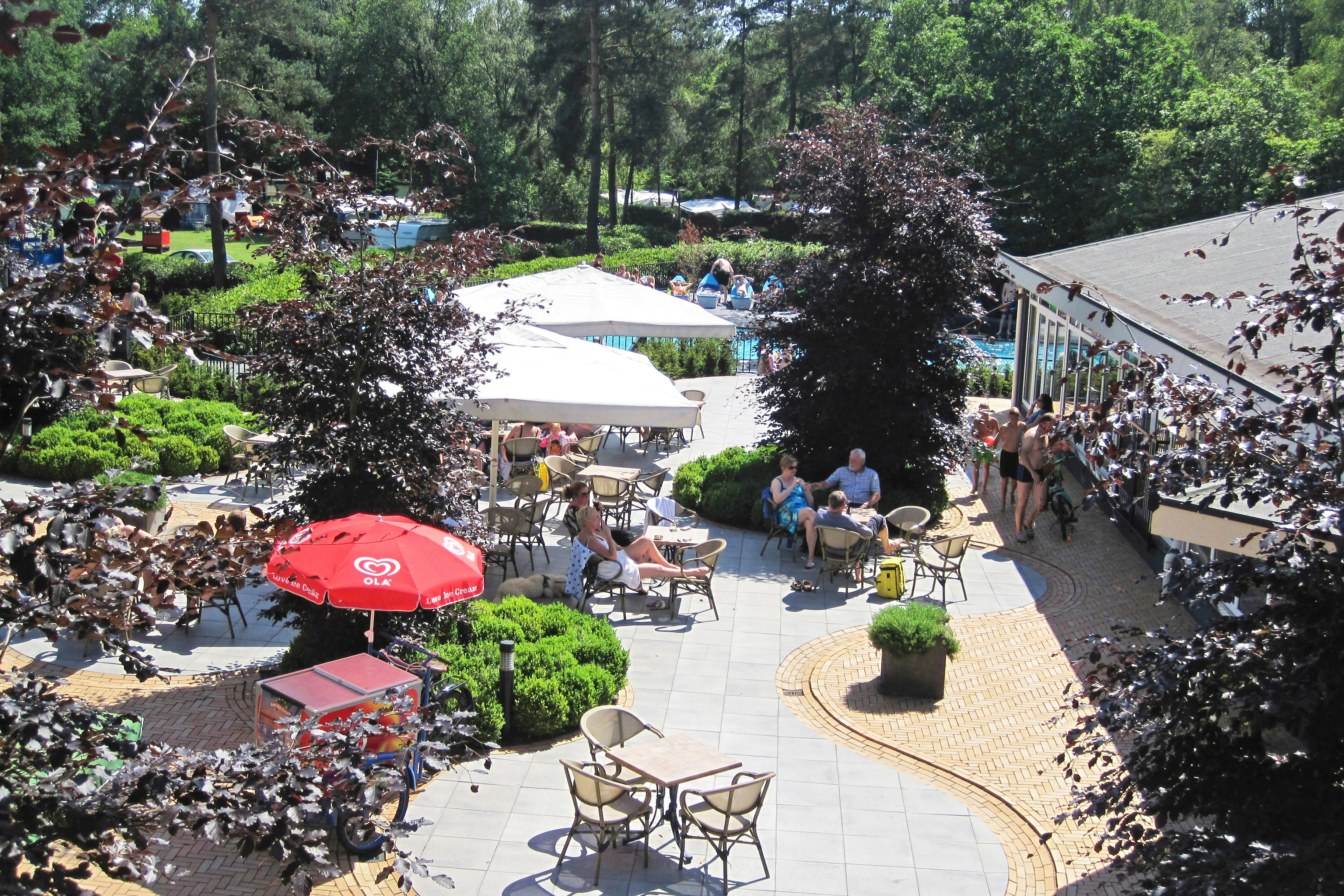 Recreatiepark ‘t Gelloo in Ede  - Restaurant mit Terrasse auf dem Campingplatz