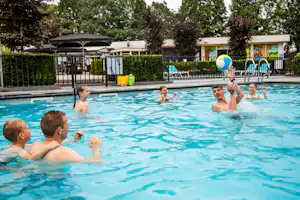 Recreatiepark ‘t Gelloo in Ede - Freibad auf dem Campingplatz